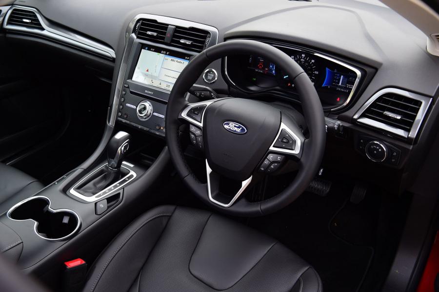 Интерьер Ford Mondeo Hybrid Estate 2019 года  (фото 21 из 21)